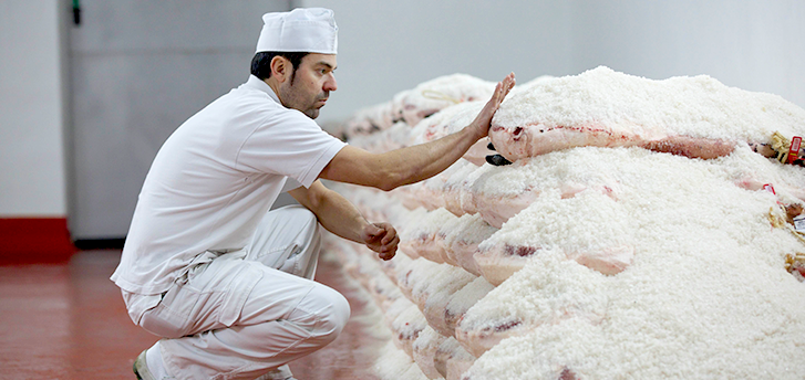 Proceso de curado del jamón en sal